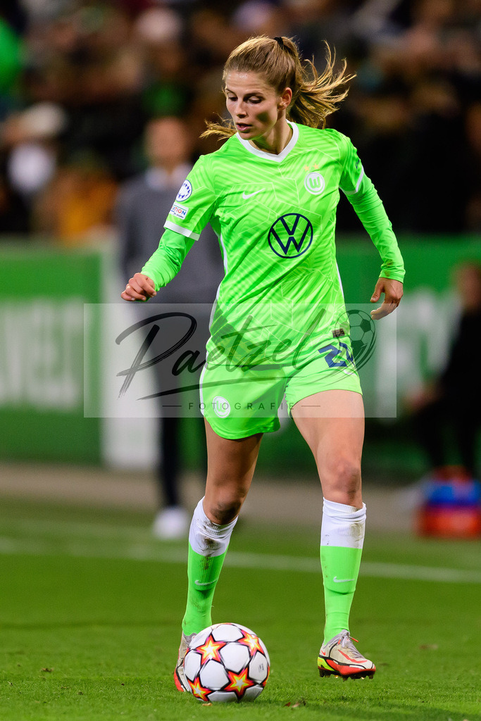 WOBJUV20211118_136 | Fussball, Frauen: Tabea Wassmuth (VfL Wolfsburg) in Aktion, am Ball, Einzelaktion bei dem Spiel der UEFA Women´s Champions League zwischen VfL Wolfsburg und Juventus Turin im AOK-Stadion am 18.11.2021 in Wolfsburg, Deutschland. - Realisiert mit Pictrs.com