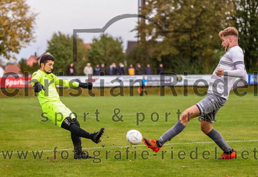 2023-10-15_065_SV_Eintracht_Berglern_gegen_FC_Tuerkguecue_Erding | Berglern, Deutschland, 15.10.2023:
Fußball, Kreisklasse 2023 / 2024, 10. Spieltag, SV Eintracht Berglern gegen FC Türkgücü Erding, Endergebnis: 1:0

Torwart Kerim Tuncel (FC Türk Gücü Erding, #1), Maurice Steck (SV Eintracht Berglern, #11)

Foto: Christian Riedel / fotografie-riedel.net