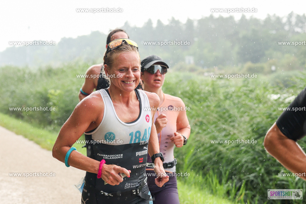 LUR_1350 | 34. M-net Erlanger Triathlon 2025 #erlangertriathlon  #mnettriathlon2025 #mnettriathlon #team #olympischedistanz #mitteldistanz #triathlon #maindonaukanal  #erlangertriathlon2025 #yourpictrs #tv1848 #tv1848erlangen  #triathlonbayern #sportinerlangen #demsportverbunden #sportshot_your_pictrs Copyright: www.sportshot.de