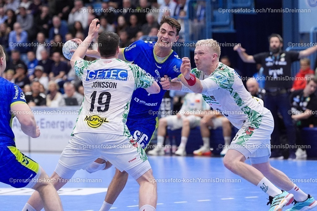 xYDRx14122501015 | 14.12.2025, xydrx, Handball, 1.HBL, VfL Gummersbach - SC Magdeburg, Schwalbe-Arena: Julian Koester (VfL Gummersbach #7) im Zweikampf gegen Elvar Oern Jonsson (SC Magdeburg #19) und Magnus Saugstrup (SC Magdeburg #23)Photo: xYannisxDreimannxPressefotoKochx