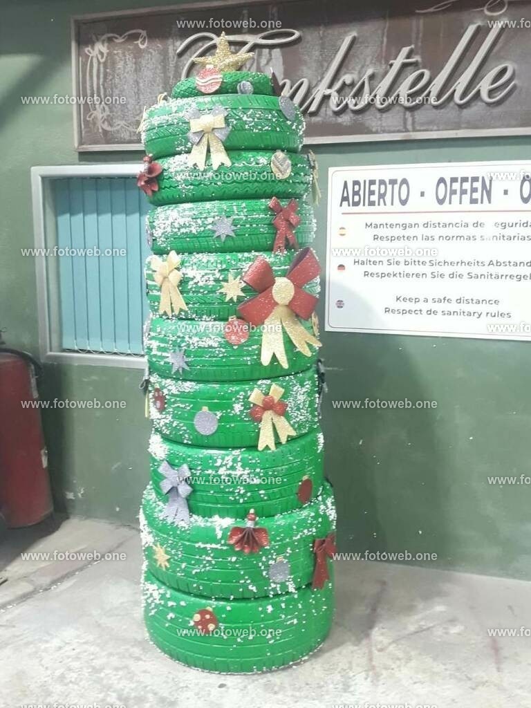 Sein oder nicht sein | Am Anfang war die Idee, einen Weihnachtsbaum aus Material, der Jahrzehnte halten könnte, und somit auch das Waldsterben verhindern könnte.  
Nun nachdem der Weihnachtsbaum fertig sein sollte, komme ich immer mehr zur Bewertung"Ich weiß nicht, was soll es bedeuten" - Realisiert mit Pictrs.com