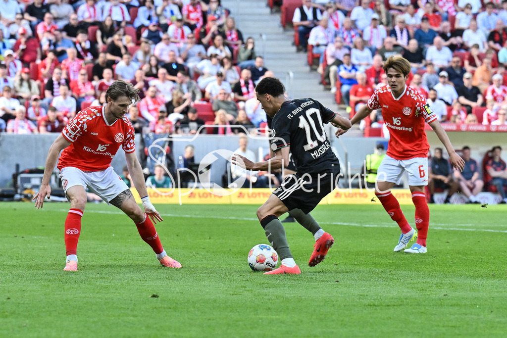 1. FSV Mainz 05 - FC Bayern München | MAINZ, GERMANY - 25. APRIL: im Duell Stefan POSCH (1. FSV Mainz 05 4), Jamal MUSIALA (FC Bayern Munich 10) und Kaishu SANO (1. FSV Mainz 05 6) während dem Bundesligamatch zwischen dem 1. FSV Mainz 05 und dem FC Bayern München am 31. Spieltag in der MEWA Arena / DFL REGULATIONS PROHIBIT ANY USE OF PHOTOGRAPHS AS IMAGE SEQUENCES AND/OR QUASI-VIDEO