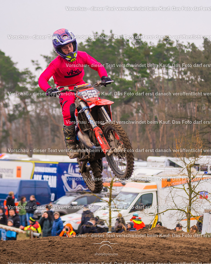 20260412_MCCBensdorf-1385 | Sportfotografin aus Berlin-Brandenburg mit Fokus auf Motocross. Ich halte deine sportliche Leistung und echte Emotionen auf und neben der Strecke professionell fest. Entdecke die Fotos von deinem Rennen und bestelle sie direkt hier im Shop.