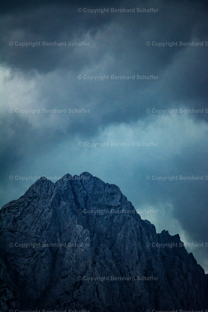 Bergspitzen im Sturm | Sturmwetter am Berggipfel. - Realisiert mit Pictrs.com