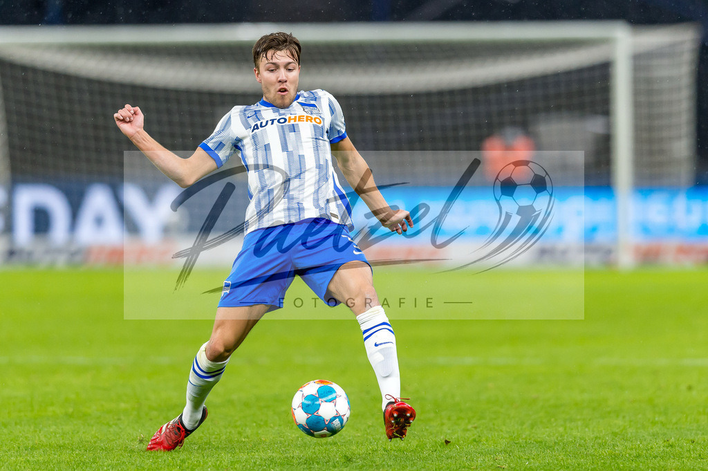 BSCRBL20220220_153 | Fussball, Herren: Fredrik Andre Bjoerkan (Hertha BSC) in Aktion, am Ball, Einzelaktion bei dem Spiel der 1. Bundesliga zwischen Hertha BSC und RB Leipzig im Olypiastadion am 20.02.2022 in Berlin, Deutschland.DFB / DFL REGULATIONS PROHIBIT ANY USE OF PHOTOGRAPHS AS IMAGE SEQUENCES AND/OR QUASI-VIDEO. - Realisiert mit Pictrs.com