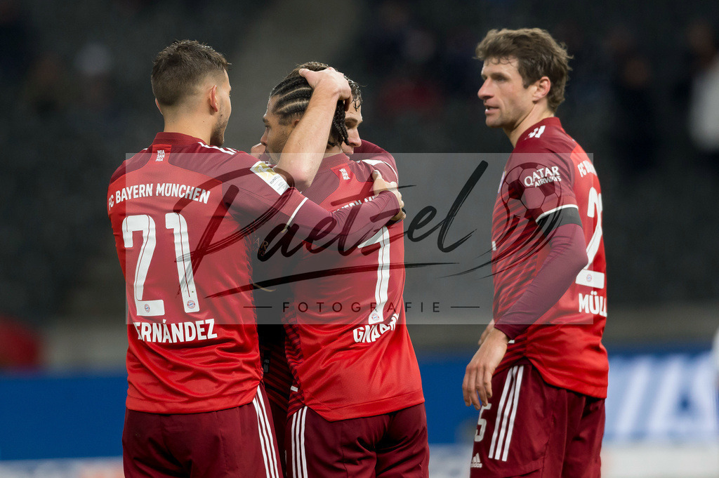 BSCFCB20220123_123 | Fussball, Herren: Serge Gnabry (FC Bayern Muenchen) Torjubel, jubelt mit seiner Mannschaft nach dem Treffer zum 0:4 bei dem Spiel der 1. Bundesliga zwischen Hertha BSC und FC Bayern Muenchen im Olypiastadion am 23.01.2022 in Berlin, Deutschland.DFB / DFL REGULATIONS PROHIBIT ANY USE OF PHOTOGRAPHS AS IMAGE SEQUENCES AND/OR QUASI-VIDEO. - Realisiert mit Pictrs.com