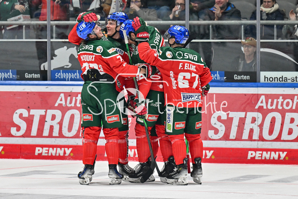 Augsburger Panther - Düsseldorfer EG | Jubel der Panther nach dem Treffer zum 4-0 durch Alexander OBLINGER (Augsburger Panther #50)  / Freude / Happy / Tor / Torschuetze / DEL: Augsburger Panther - Düsseldorfer EG, Curt Frenzel Stadion am 13.12.2024 / Thomas SCHEMITCH (Augsburger Panther #62)