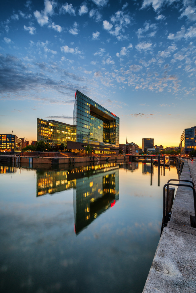 10250901 - Sonnenuntergang am Spiegelgebäude | Blick auf das Spiegelgebäude in der Hafenctiy bei herrlicher Abendstimmung.