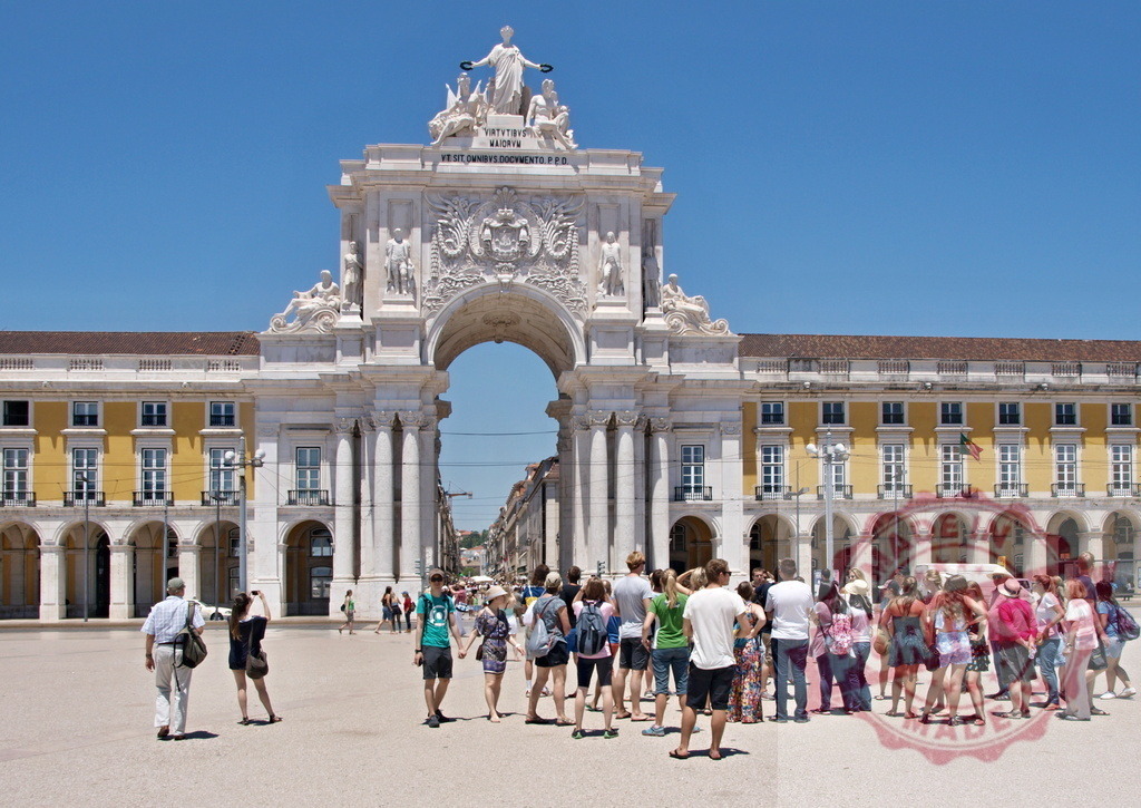 Arco da Rua Augusta welcoming tourists in Praça do Comércio, Lisbon. Lisbon - Portugal | Arco da Rua Augusta standing in Praça do Comércio, with many people exploring the historic square - Realisiert mit Pictrs.com