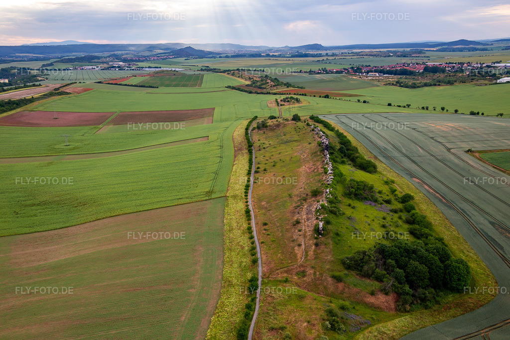 Luftbild: Teufelsmauer (Königsstein) im Ortsteil Weddersleben in Thale im Bundesland Sachsen-Anhalt in Deutschland. – Foto: IMG_136416.jpg vom 16.06.2023 durch Werner Riehm/FLY-FOTO.de – Auflösung des Originals: 5472 x 3648 px – Harz - Ausflugsziele, Sehensw\xfcrdigkeiten und Freizeittipps f\xfcr Urlaub und Freizeit in der Harz - Region