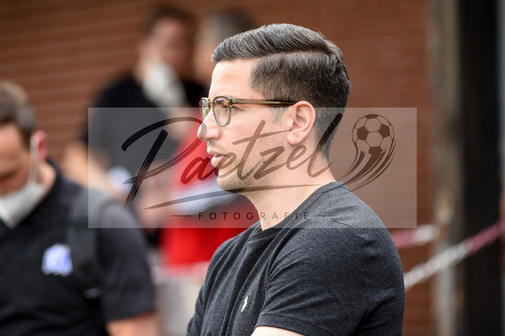 BSBOSN_20210626_0001 | Fussball, Herren: Sportdirektor Amir Shapourzadeh (VfL Osnabrueck) schaut beim Testspiel zwischen TuS Bersenbrueck und VfL Osnabrueck im Hasestadion am 26.06.2021 in Bersenbrueck, Deutschland. - Realisiert mit Pictrs.com