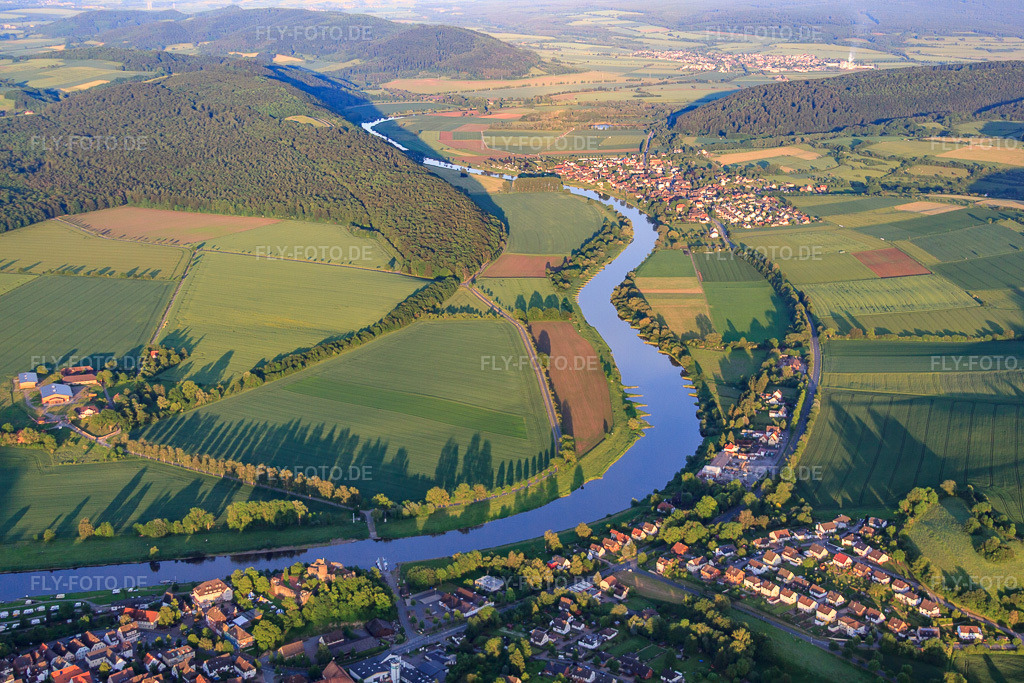 Luftbild: Dorf an den Fluß- Uferbereichen der Weser in Polle im Bundesland Niedersachsen in Deutschland. Foto: IMG_65098.jpg vom 23.05.2014 durch Werner Riehm/FLY-FOTO.de