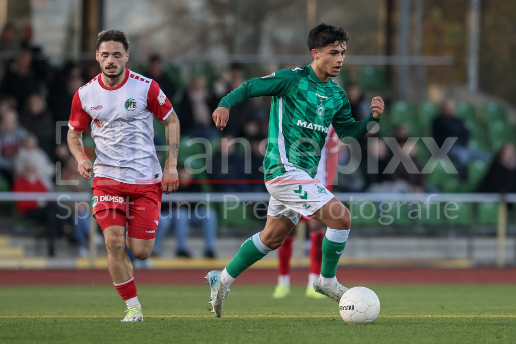 Fussball, Regionalliga Nord, SV Werder Bremen II - VfB Lübeck | v.li.: Robin Kölle (VfB Lübeck, 2) und Ricardo-Felipe Schwarz (SV Werder Bremen II, 6) im Zweikampf, Duell, Dynamik, Aktion, Action, Spielszene
