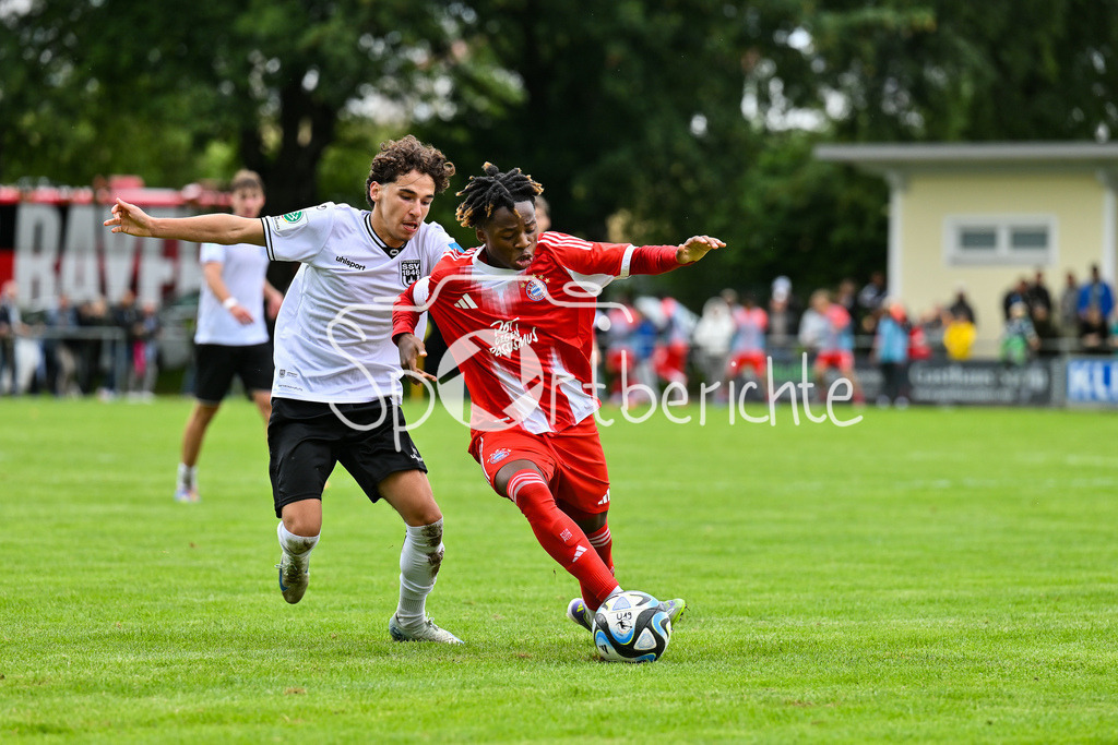 SSV Ulm 1846 Fussball U19 - FC Bayern München U19 | Im Duell Iljas El HADJ-SAFI (SSV Ulm U19 7) und Wisdom MIKE (FCB #11) / Zweikampf / U19 DFB Nachwuchsliga: SSV Ulm 1846 Fussball - FC Bayern München, Hauptspielfeld Langenau am 02.08.2025