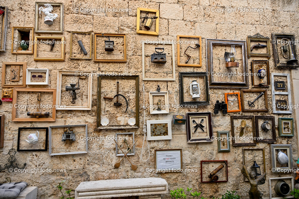 Kroatien_ Korcula_ Insel in Sueddalmatien_ Korcula Stadt_ 13.09.2024-65 | 13.09.2024, Kroatien, HRV, Korcula, Insel in Sueddalmatien, Korcula Stadt im Bild Hafen, Hafenansichten, Boot, Boote, Schiff, Schiffe, Gebauede, Adria, Meer, Stadtansichten, Altstadt, Marco Polo, Museum, Touristen, Souvenier, Restaurant, KonobaKorcula - Schwarzes Korfu - benannt nach den dunklen Kiefernwaeldern, ist eine zu Kroatien gehoerende Insel in der Adria vor der Kueste Sueddalmatiens. Zugleich ist sie Teil des Dinarischen Gebirges. Quelle: Wikipedia