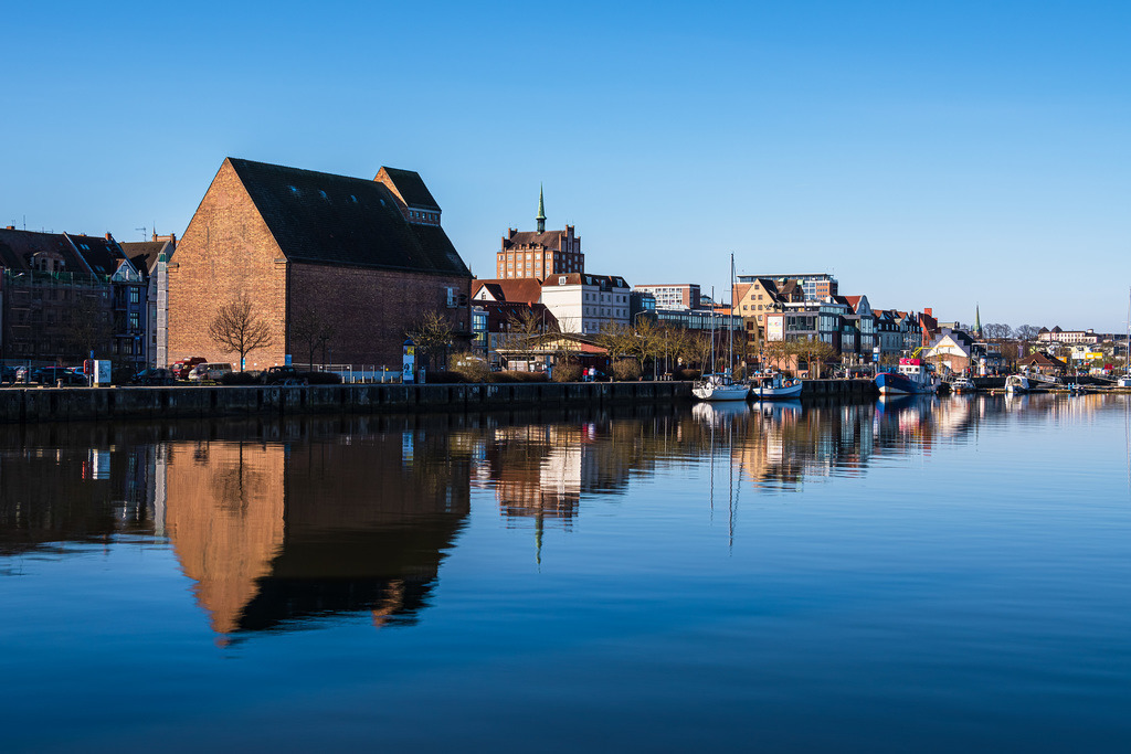 Blick über die Warnow auf den Stadthafen in der Hansestadt Rostock | Blick über die Warnow auf den Stadthafen in der Hansestadt Rostock.