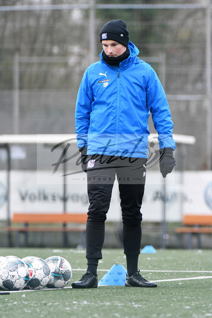 20200226_TRAOSN_0105 | Fussball, Herren: Co-Trainer Merlin Polzin (VfL Osnabrueck) schaut waehrend der Trainingseinheit des VfL Osnabrueck im Sportpark Illoshoehe am 26.02.2020 in Osnabrueck, Deutschland. - Realisiert mit Pictrs.com