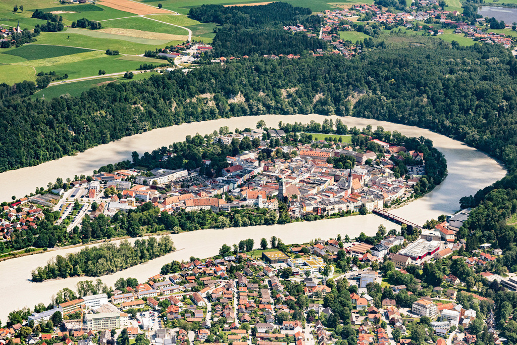 dr__0024824.jpg | WASSERBURG AM INN 24.06.2019 Altstadt und Zentrum der Halbinsel von Wasserburg am Inn liegen mit ihren mittelalterlichen Gebäuden in der Innschleife im Bundesland Bayern. // Wasserburg am Inn Old Town- center of downtown in Wasserburg am Inn in the state Bavaria. Foto: Daniel Reiter