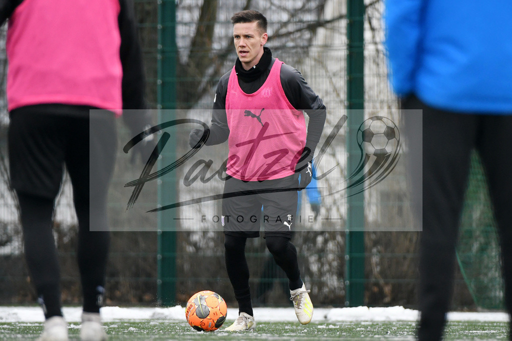 20200226_TRAOSN_0045 | Fussball, Herren: Thomas Konrad (VfL Osnabrueck) in Aktion, am Ball, Einzelaktion waehrend der Trainingseinheit des VfL Osnabrueck im Sportpark Illoshoehe am 26.02.2020 in Osnabrueck, Deutschland. - Realisiert mit Pictrs.com