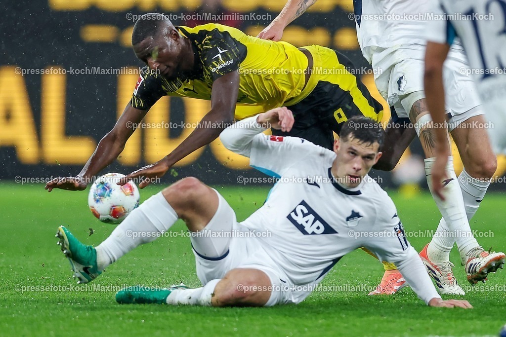 BVB07122501036 | 07.12.2025, Fußball, Borussia Dortmund - TSG 1899 Hoffenheimt, 1. Fußball Bundesliga, 13. Spieltag, Signal Iduna Park, Saison 2025 2026: Serhou Guirassy&nbsp;(BVB #09) wird im Zweikampf gegen   Robin Hranac&nbsp;(TSG Hoffenheim #02) vom Ball getrennt  DFB regulations prohibit any use of photographs as image sequences and or quasi-video.