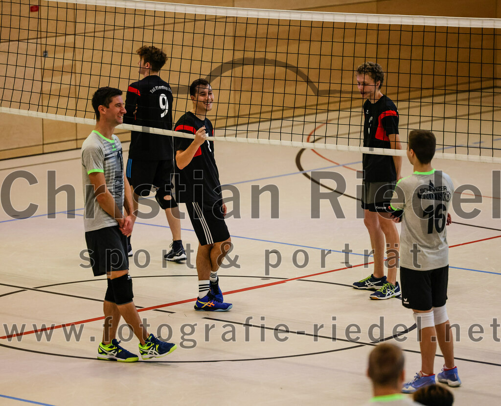 2021-11-27_120_TuS_Oberding_II_gegen_MTV_1881_Ingolstadt_III | Oberding, Deutschland, 27.11.2021:
Volleyball, Kreisliga 2021 / 2022, 5. Spieltag, TuS Oberding II gegen MTV 1881 Ingolstadt III, Endergebnis: 3:2

Hayden Lorenz (TuS Oberding, #9), Corbinian Prell (TuS Oberding, #5), Karl Scholz (TuS Oberding, #3)

Foto: Christian Riedel / fotografie-riedel.net