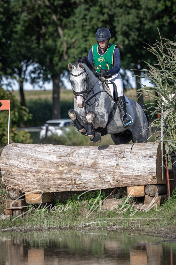 20250907-_3LI4279 | Tierfotografie Pferde, Hunde, Katzen, Haustiere.
Turnierfotografie Reitturniere, Reiten, Springreiten, Dressur in Hanau, dem Main-Kinzig-Kreis und dem Rhein-Main- Gebiet um Frankfurt