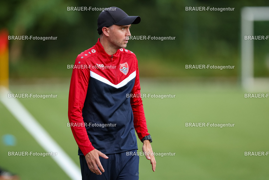 1_KFCWAT_20250723_0987.JPG -  - KFC Uerdingen - SG Wattenscheid 09 - Testspiel | Krefeld, Deutschland, 23.07.25: Trainer Julian Stöhr (KFC Uerdingen) schaut waehrend des Testspiel Spiels zwischen KFC Uerdingen - SG Wattenscheid 09 in der Covestro Sportpark am 23. July 2025 in Krefeld, Deutschland. (Foto von Stefan Brauer/Brauer-Fotoagentur)
