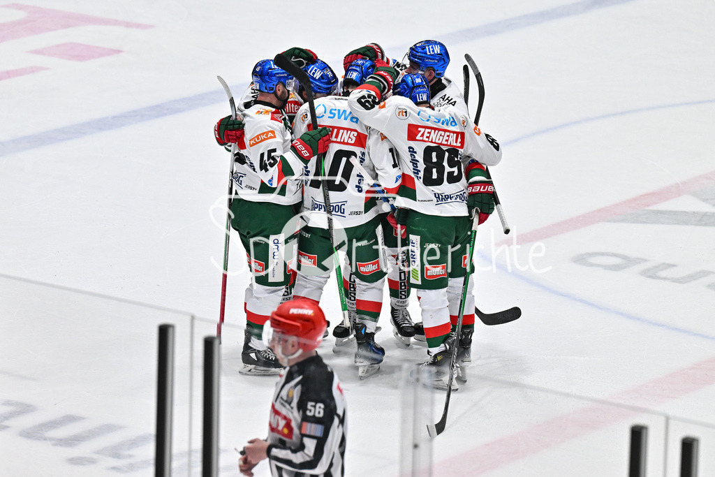 Löwen Frankfurt -Augsburger Panther | Grenzenloser Jubel der Panther nach dem Treffer zum 4-4 Ausgleich durch Anthony LOUIS (Augsburger Panther #18) / Freude / Happy / Tor / Torschuetze / DEL: Loewen Frankfurt - Augsburger Panther, Eissporthalle Frankfurt am 14.02.2025