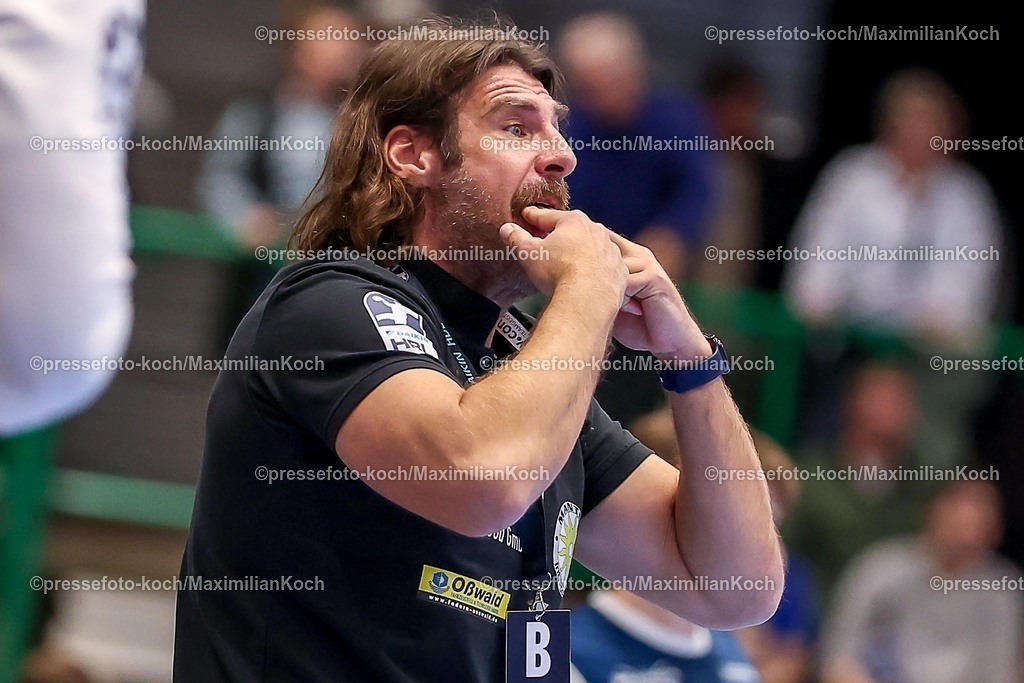 BHC11122501078 | 11.12.2025, Handball, HBL, Bergischer HC - ThSV Eisenach, Unihalle Wuppertal: Sebastian Hinze (Eisenach #hc) gestikulierend am Spielfeldrand  