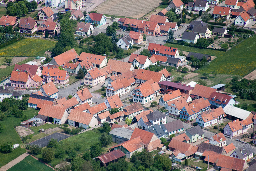 Aerial view: Rue Principale x Rue de la Gare from the south in Schleithal in the state Bas-Rhin, France. – Photo: IMG_40966(40945).jpg taken on 05/08/2011 by Werner Riehm/FLY-FOTO.com – Resolution of the original: 4752 x 3168 px