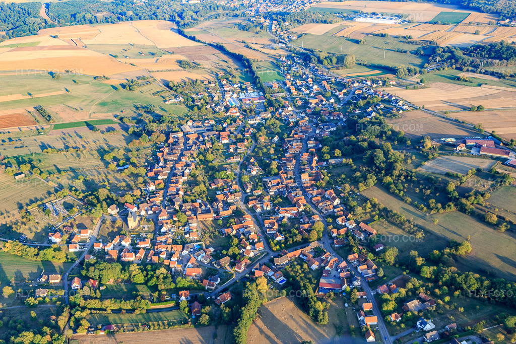 Aerial view: View of the town from the west in Preuschdorf in the state Bas-Rhin, France. – Photo: IMG_123263.jpg taken on 09/30/2020 by Werner Riehm/FLY-FOTO.com – Resolution of the original: 5219 x 3479 px