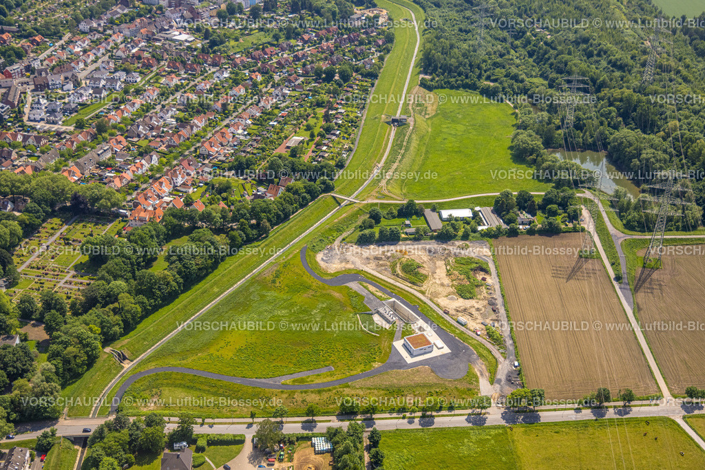 Herne220502862 | Luftbild, Hofstraße Wiesen und Felder mit Kanalbau und Pumpstation am Hüller Bach, Tierschutzverein Herne-Wanne, Röhlinghausen, Herne, Ruhrgebiet, Nordrhein-Westfalen, Deutschland