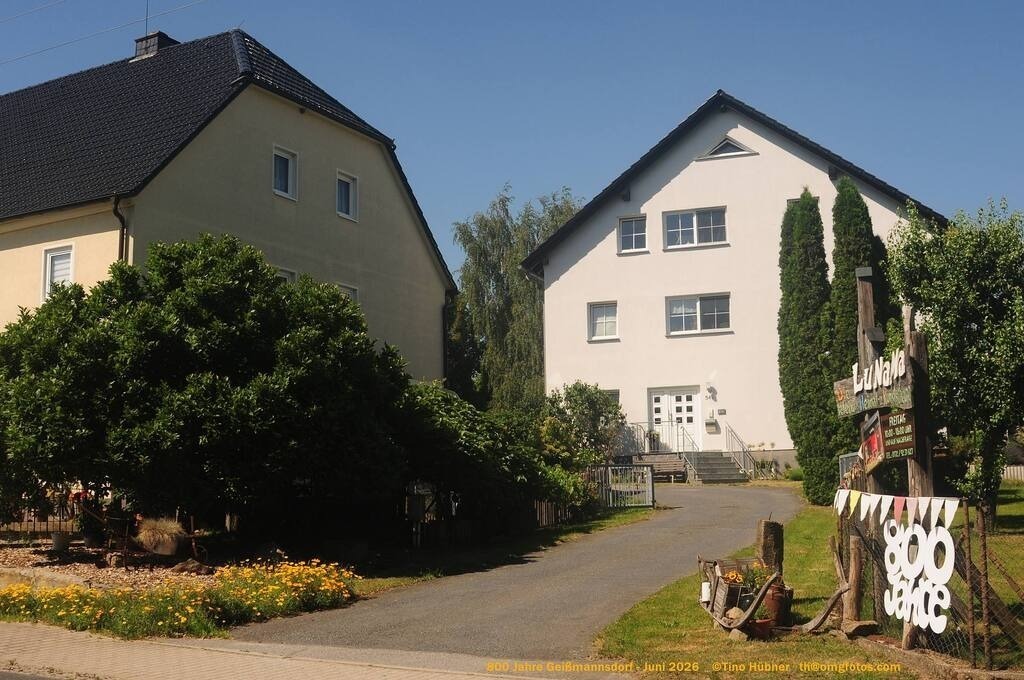 Geißmannsdorf-2026-Ortsbilder-713 | Geißmannsdorf bei Bischofswerda im Sommer 2026. Ein fotografischer Streifzug durch das Dorf Geißmannsdorf, mit Gebäuden, Straßen, Strohpuppen und geschmückten Vorgärten und Grundstücken anlässlich der 800-Jahr-Feier von Geißmannsdorf im Juni 2026 - Realisiert mit Pictrs.com