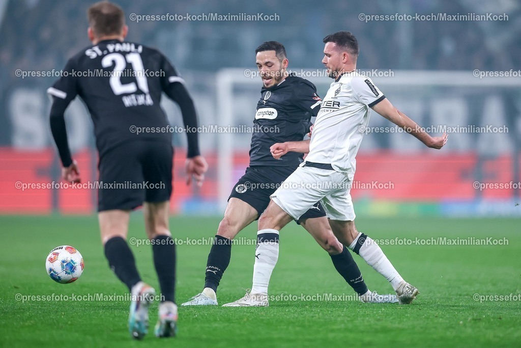 BMG13032601017 | 13.03.2026, Fußball, Borussia Mönchengladbach - FC St. Pauli, 1. Fußball Bundesliga, 26.Spieltag, Borussia-Park, Saison 2025 2026: Mathias Pereira Lage&nbsp;(FC St.Pauli #28) im Zweikampf gegen  Kevin Stöger&nbsp;(Borussia Mönchengladbach #07)  DFB regulations prohibit any use of photographs as image sequences and or quasi-video.