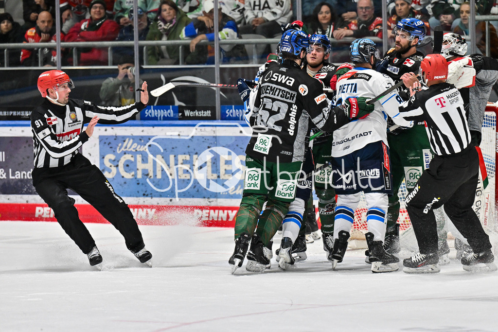 Augsburger Panther - ERC Ingolstadt | Eine hitzige Schlussphase gab es in Augsburg, hier haben sich Alexander BLANK (Augsburger Panther 26) und Samir KHARBOUTILI (ERC Ingolstadt 83) in den Haaren beim match zwischen den Augsburger Panthern und dem ERC Ingolstadt am 13. Spieltag der Penny DEL im Curt Frenzel Stadion am 23.10.2025
