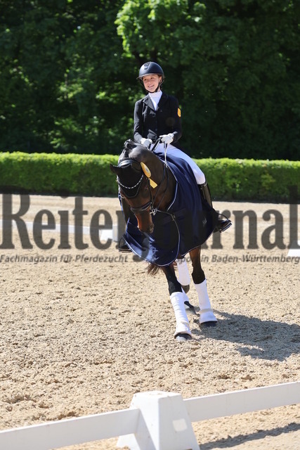Böblingen_2025_Prfg.Nr.08_Dressurprüfung_Kl.M_Nürnberger Burgpokal_Siegerehrung_Prfg.Nr.08__ (14) | Alle Fotos der Reiterjournal Fotografin Doris Matthaes im Reiterjournal Online-Fotoshop. - Realisiert mit Pictrs.com