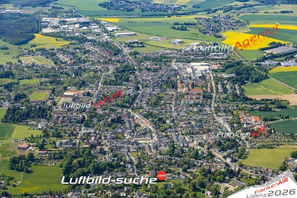 Das Luftbild der Stadt Treuen wurde 2022 vom Flugzeug heraus erstellt (keine Drohnen-Aufnahmen) Aufnahmehöhe ca.450 Meter- hohe Bildauflösung und Druck-Qualität. Garantiert!