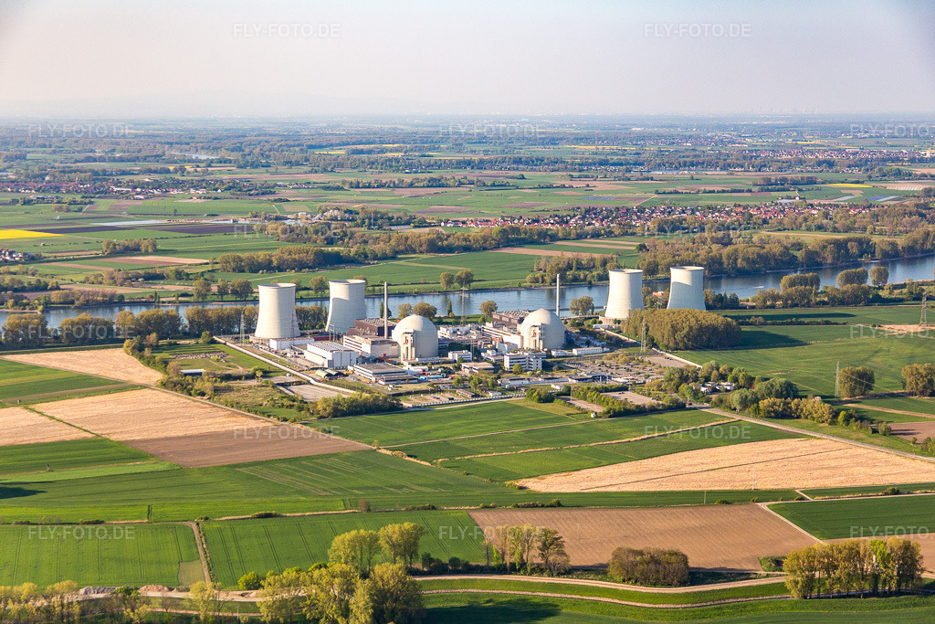 Luftbild: Reaktorblöcke, Kühlturmbauwerke und Anlagen des AKW - KKW Atomkraftwerk - Kernkraftwerk in Biblis im Bundesland Hessen in Deutschland. Foto: IMG_077580.jpg vom 23.04.2015 durch Werner Riehm/FLY-FOTO.de