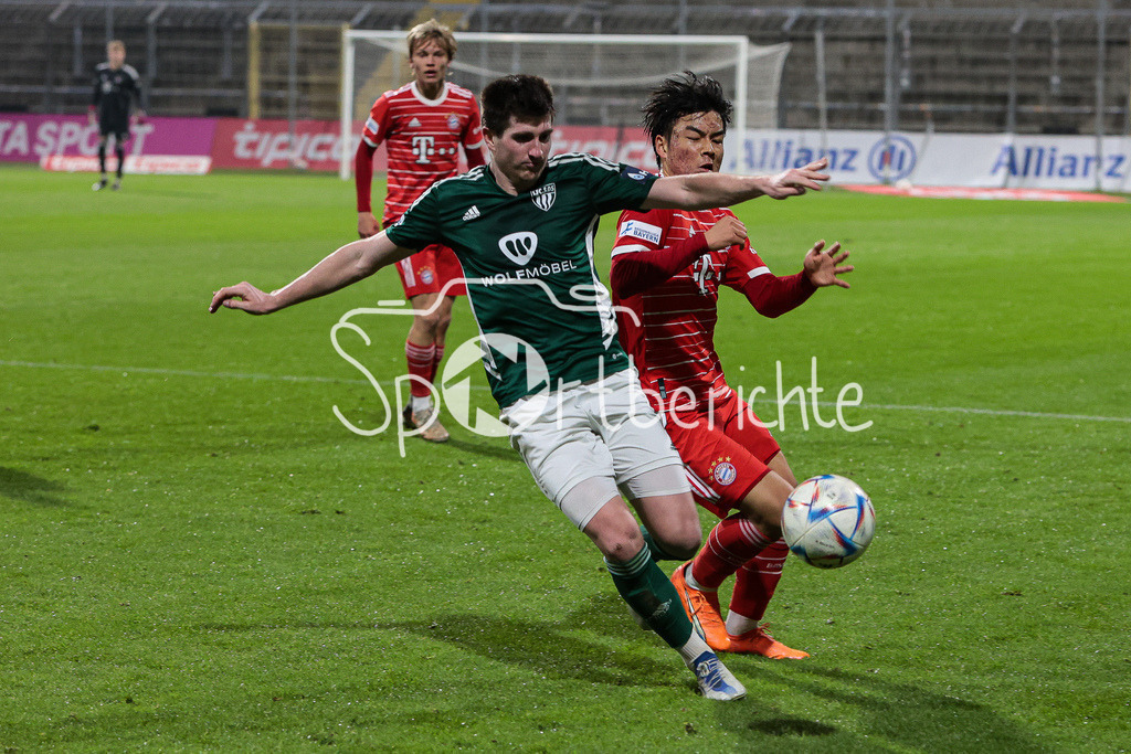 FC Bayern Amateure - 1. FC Schweinfurt | Kevin FERY (FCS #15) im Duell mit Taichi FUKUI (FCB #21)