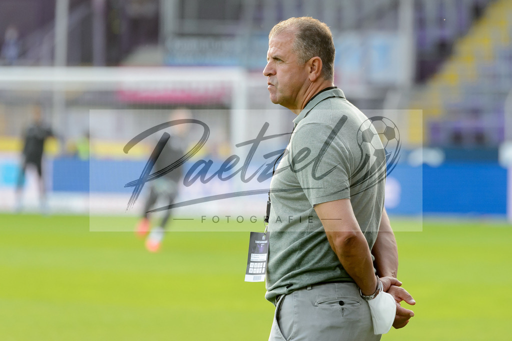 OSNVKO20210906_58 | Fussball, Herren: Sport-Vorstand Franz Wunderlich (FC Viktoria Koeln) schaut beim Spiel der 3. Liga zwischen VfL Osnabrueck und FC Viktoria Koeln im Stadion an der Bremer Bruecke am 06.09.2021 in Osnabrueck, Deutschland.DFB / DFL REGULATIONS PROHIBIT ANY USE OF PHOTOGRAPHS AS IMAGE SEQUENCES AND/OR QUASI-VIDEO. - Realisiert mit Pictrs.com