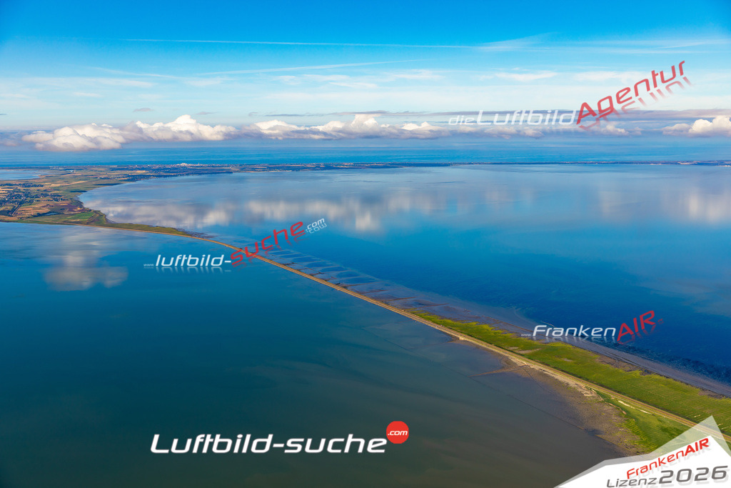 Die Luftaufnahme Hindenburgdamm Nordsee - Sylt wurde 2022 vom Flugzeug aus (keine Drohne) erstellt. Hohe Auflösung -für große Poster und Wandbilder geeignet - Garantiert!