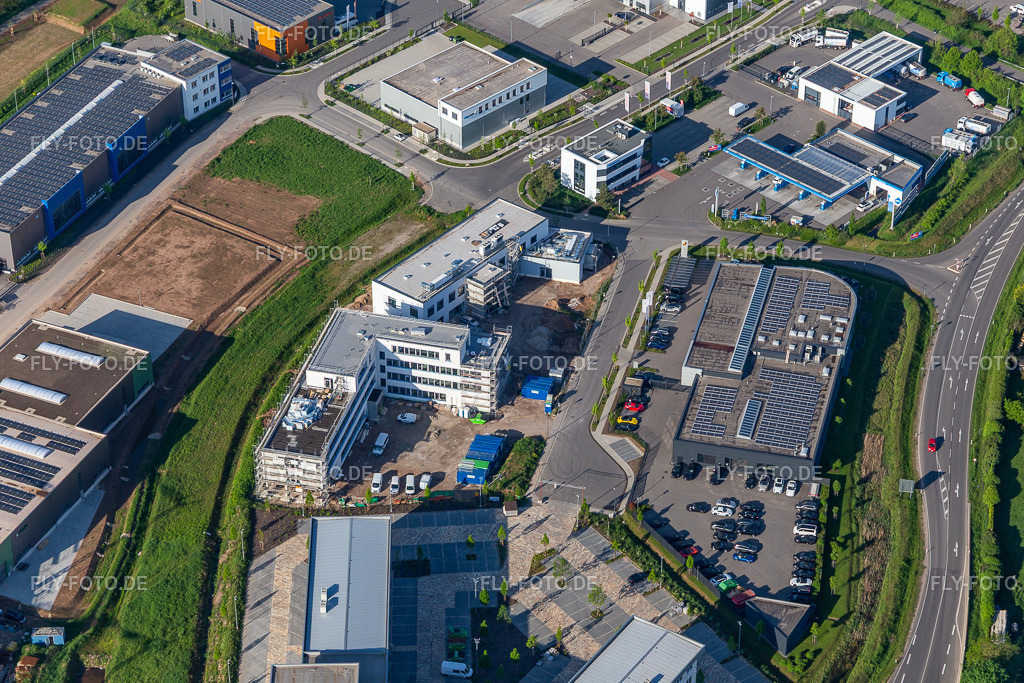 Porsche Zentrum Landau http://www.porsche-landau.de/ | Luftbild: Porsche Zentrum Landau http://www.porsche-landau.de/ im Ortsteil Queichheim in Landau im Bundesland Rheinland-Pfalz in Deutschland. Foto: IMG_131349.jpg vom 07.05.2022 durch ©2025 Werner Riehm fly-foto.de/copyright - Realisiert mit Pictrs.com