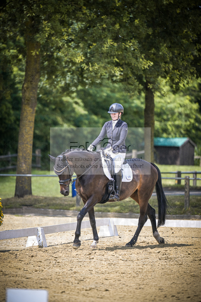 DOS_5045 | Entdecke hochwertige Reitturnierfotos von Foto Oger. Professionell, emotional und authentisch – jetzt Lieblingsmomente im Shop bestellen.Deutschlandweite Turnierfotografie. - Realisiert mit Pictrs.com