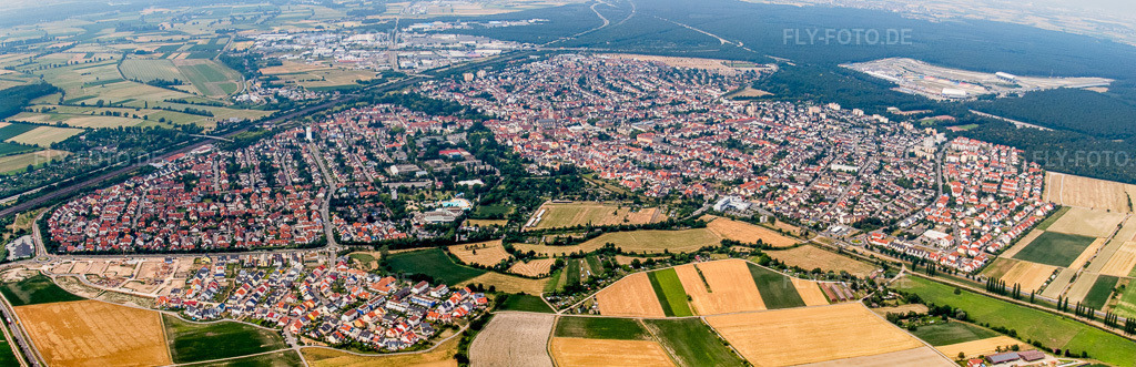 Luftbild: Panorama Perspektive Ortsansicht der Straßen und Häuser der Wohngebiete in Hockenheim im Bundesland Baden-Württemberg in Deutschland. Foto: IMG_29870-Bearbeitet.jpg vom 02.07.2010 durch Werner Riehm/FLY-FOTO.de – Auflösung des Originals: 8600 x 2783 px
