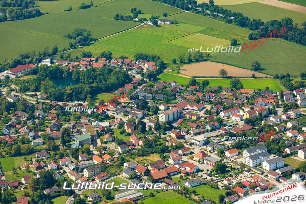 Luftaufnahme von Neuhaus am Inn - Die Luftaufnahme wurde 2025 vom UL-Flugzeug heraus erstellt ( keine Drohne ) - Hochauflösende Luftaufnahme - für professionelle Ausdrucke geeignet. Die Geschenkidee !Mit Lizenz und Bildrechte bestellbar