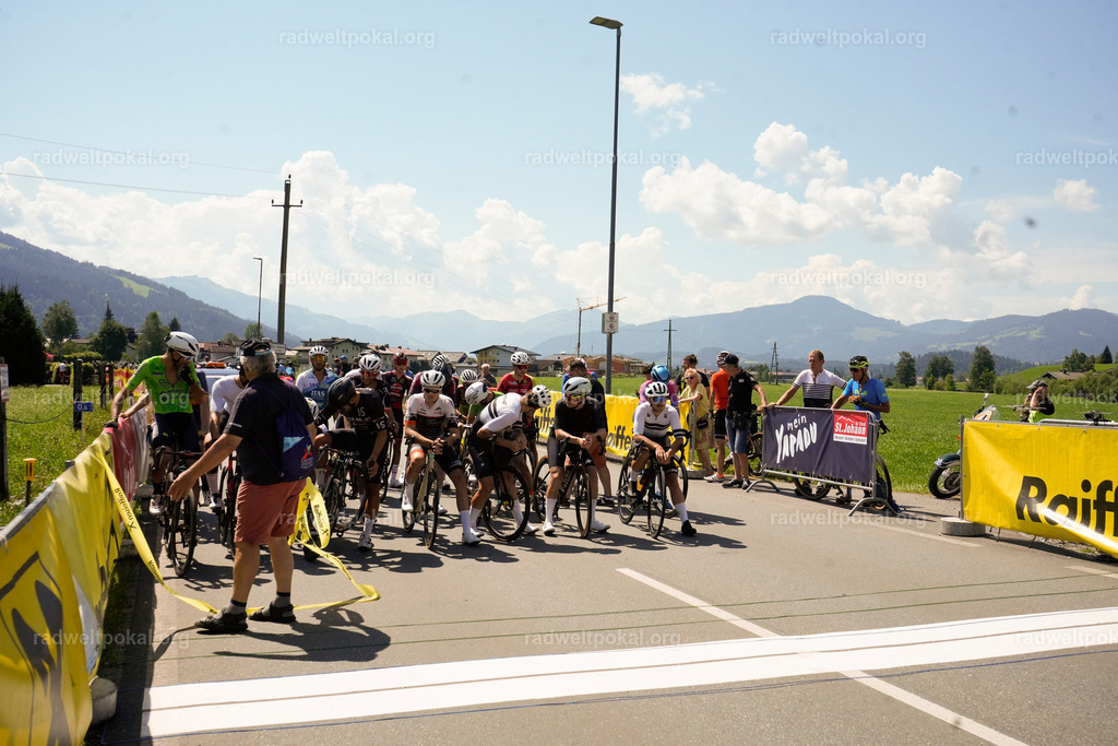 93_20230817_Bewerb_Maenner_Muehlanger | AUT - OESTERREICH, 2023-08-16: SPORT RENNRAD-FAHREN - 55. INTERNATIONALER RADWELTPOKAL IN ST. JOHANN IN TIROL  - Vintage-Radrennen mit WM-Bronze-Medaillen-Siegerin Christina Schweinberger, den Teilnehmer und Alexander Baumann (vom Orginastions-Team) - TAG 2 BEWERB MAENNER IN SECHS GRUPPEN  ; Foto: Roland Muehlanger