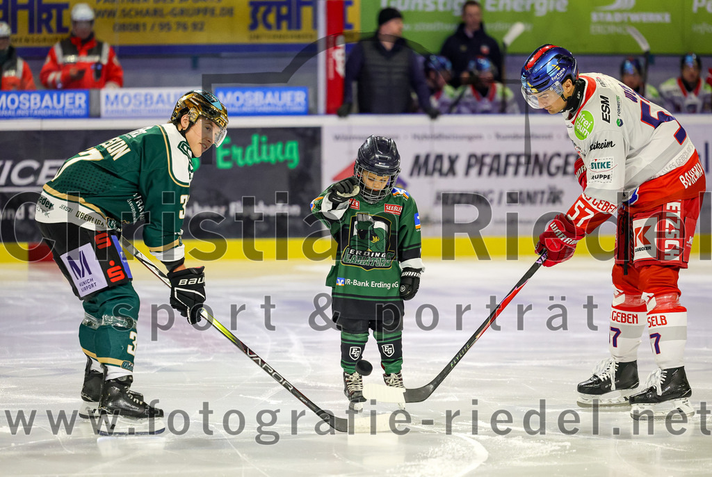 2026-01-18_050_TSV_Erding_gegen_Selber_Woelfe | Erding, Deutschland, 18.01.2026:Eishockey, Oberliga Süd 2025 / 2026, 38. Spieltag, TSV Erding gegen Selber Wölfe, Endergebnis: 2:3 n.V.Thomas Matheson (Erding Gladiators, #37), Daniel Weiß (Selber Wölfe, #57)Foto: Christian Riedel / fotografie-riedel.net