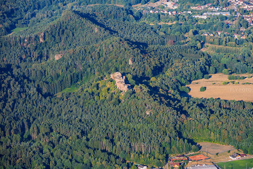 Luftbild: Burgenmassiv Altdahn aus Nordosten mit Burgruine Grafendahn und Burgruine Tanstein in Dahn im Bundesland Rheinland-Pfalz in Deutschland. – Foto: IMG_158545.jpg vom 14.08.2026 durch Werner Riehm/FLY-FOTO.de – Auflösung des Originals: 6000 x 4000 px – Dahner Burgen . Burgenlandschaft Pfalz – Altdahner Burgengruppe