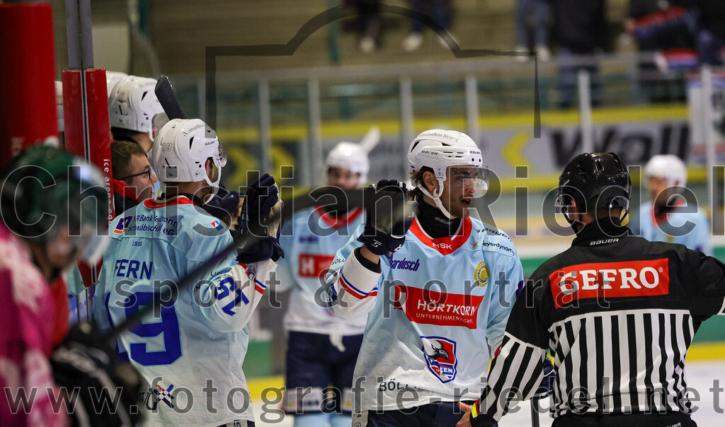2025-10-05_099_TSV_Erding_gegen_Heilbronner_Falken | Erding, Deutschland, 05.10.2025:Eishockey, Oberliga Süd 2025 / 2026, 6. Spieltag, TSV Erding gegen Heilbronner Falken, Endergebnis: 3:1Jubel nach dem 1:1 Ausgleich durch Luis Ludin (Heilbronner Falken, #57)Leon Fern (Heilbronner Falken, #19)Foto: Christian Riedel / fotografie-riedel.net