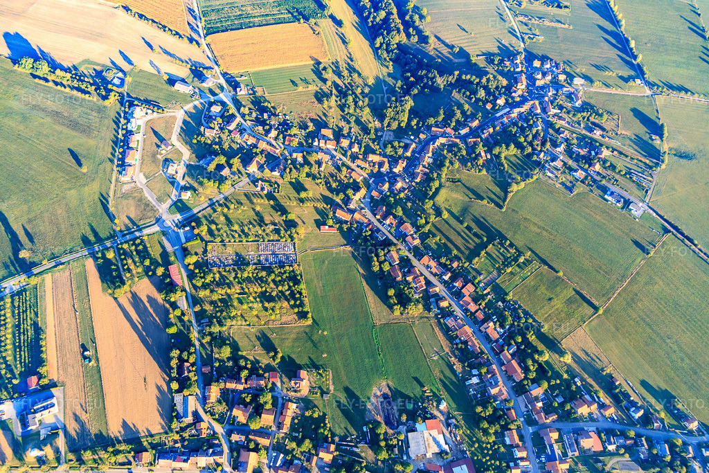 Vue aérienne: Vue de la ville depuis le sud à Petersbach dans le département Bas Rhin, France – .Photo: IMG_111697.jpg prise le 16/09/2018 par Werner Riehm/FLY-FOTO.eu – Résolution de l'original: 5472 x 3648 px